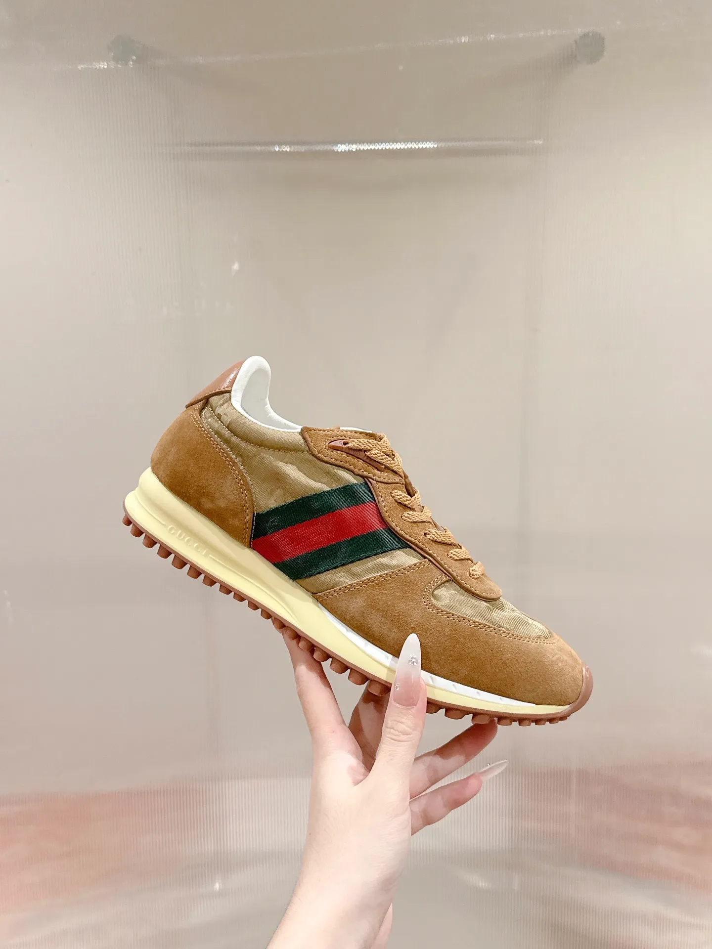 p700🐮🐮 GUCCI 2025 latest spring and summer catwalk style sports shoes Forrest Gump shoes 25 super popular show items with high appearance rate and many celebrities and Internet celebrities. The classic shoe design uses innovative stitching technology to create a water-like flowing texture. Super comfortable on the feet. Leather splicing and breathable logo fabric with classic green and red webbing embellishment. All show the brand tone (buttons are removable) original molded combination outsole ▪️Size: Male 39-44 (Male 45, customized, non-returnable)